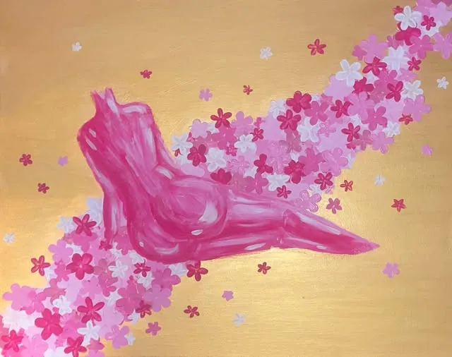 Paars figuur tussen roze en lila bloemen op een goudkleurige achtergrond