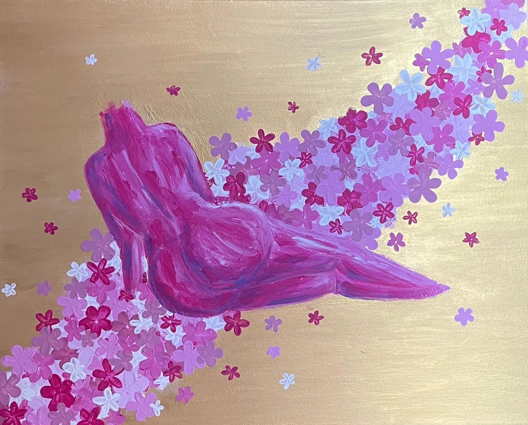 Liggend paars figuur tussen roze en lila bloemen op een goudkleurige achtergrond